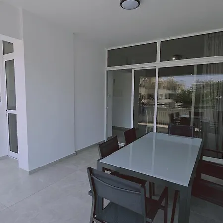 Local * Λάρνακα