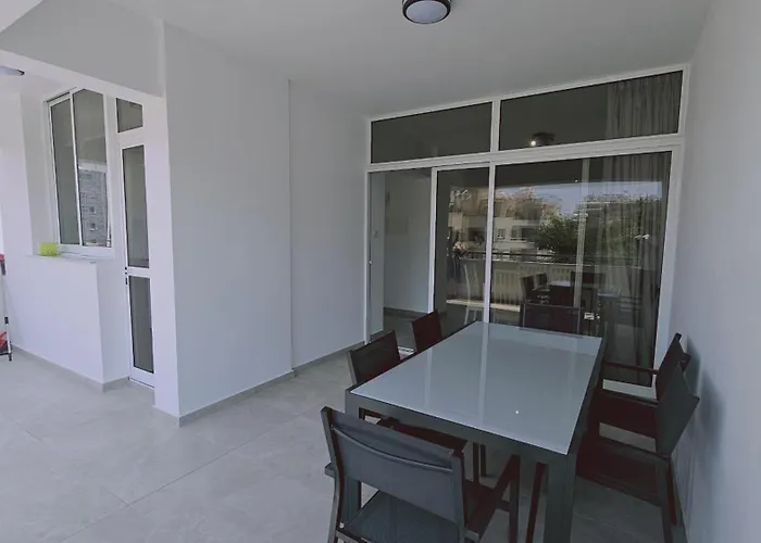 Local * Λάρνακα