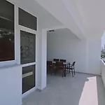 Local דירה